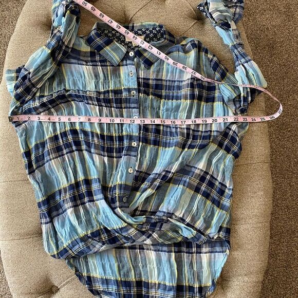 Lightweight Plaid Twist Front Top - Picture 11 of 12